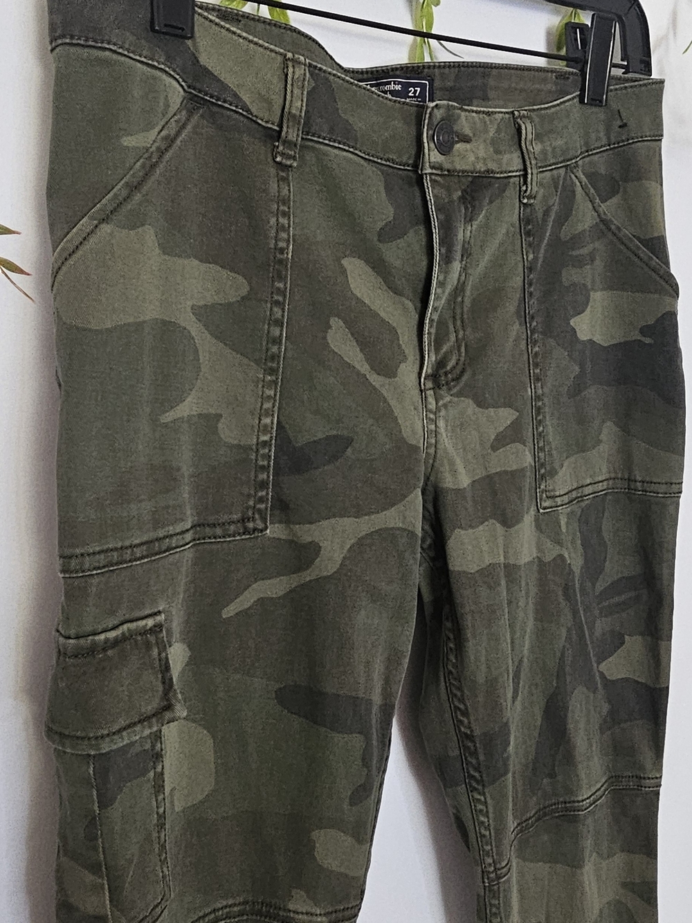 Abercrombie & Fitch Green Camo Moto Cargo Skinny Ankle-Zip Pants – Size 27 / 4